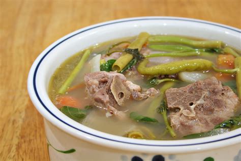  Sinigang na Baboy! A Vibrant Sour Soup Experience Bursting With Umami Flavors