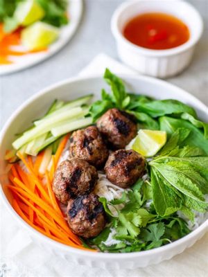  Bún chả – Delikatne połączenie grillowanego mięsa z makaronem ryżowym i świeżymi ziołami!