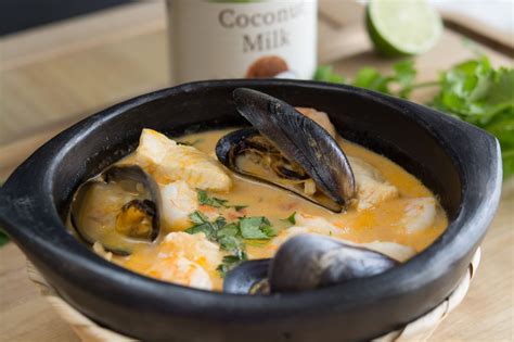  Cazuela de Mariscos: Spiced Seafood Symphony in a Creamy Coconut Broth!