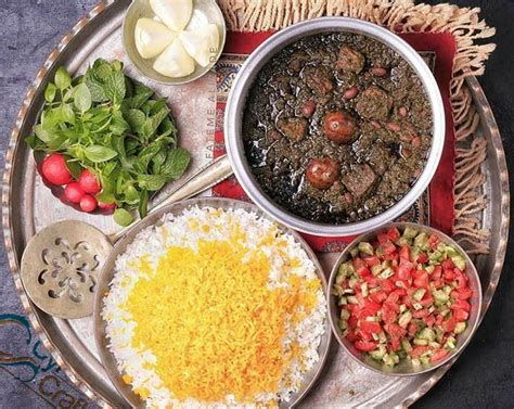  Ghormeh Sabzi: Aromatyczne połączenie ziół i intensywny smak jagnięciny w kuchni irańskiej z Gorganu!