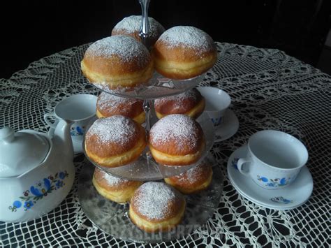  Pączki z nadzieniem śliwkowym - Smak nieba w każdym kęsie!