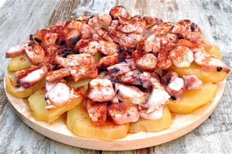  Pulpo a la Gallega - Delikatne w teksturze krewetki spotykają się z pikantnym smakiem pieprzu!