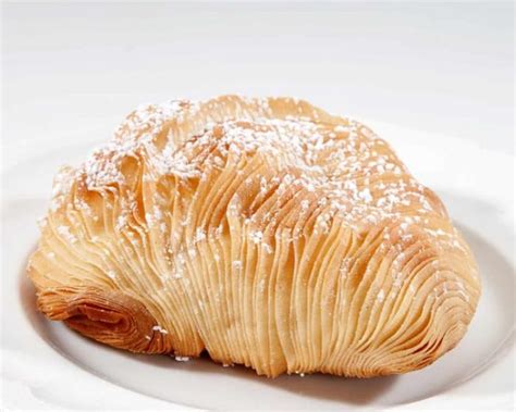  Sfogliatella: Zarówno krucha jak i kremowa uczta dla podniebienia!