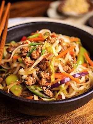  Zhangye Style Fried Noodles: Czy Wyobrażasz Sobie Ziołową Chrupiącość w Połączeniu z Pikantnym Smakiem Sosu?